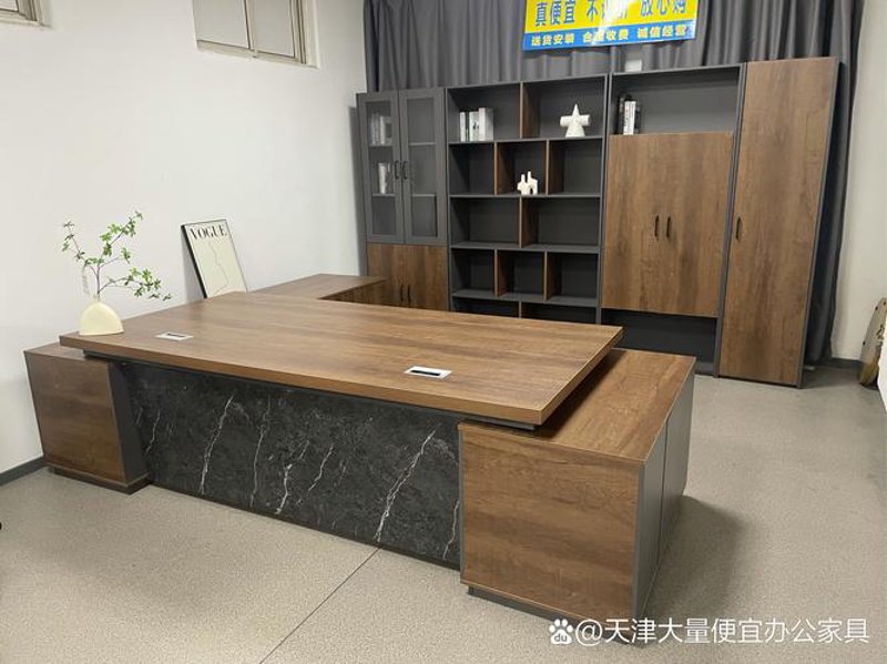 选购办公桌批发指南：打造高效工作环境